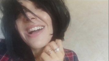 ممارسة الجنس بعصا من بلويستي بمؤخرة عريضة وشعر قصير