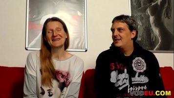 الكلبة القبيحة مارس الجنس على الأريكة فقط في بوسها المتجعد