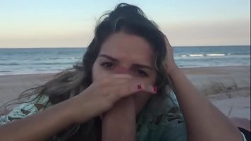 وقح فاتنة الفم القضيب على شاطئ البحر أمي الكلبة