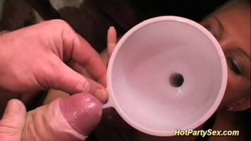 يبتلع الحيوانات المنوية بعد ممارسة الجنس مع رجلين