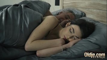 تستيقظ ابنة الأخ وهي مبللة في كسها وتحصل على الجنس من قبل عمها الرجولي